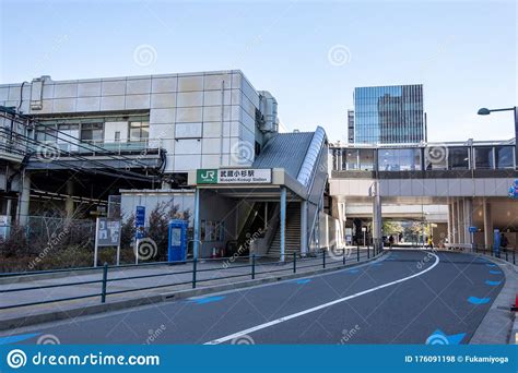 武蔵小杉駅 写真 - 駅の日常と非日常の交差点